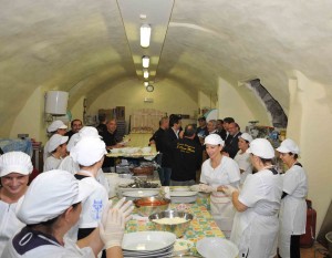 Le cuoche al lavoro nelle cucine della cantina di Santa Corona