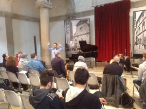 I seminaristi dentro la sala Almadiani