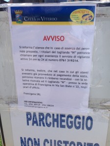 I nuovi cartelli posizionati ad ogni ingresso del parcheggio