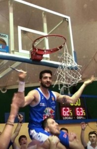 Tommaso Rossetti taglia la retìna dopo la vittoria playoff