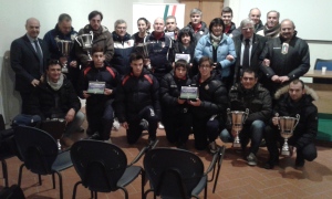 Foto di gruppo per tecnici, dirigenti e giovani  calciatori premiati