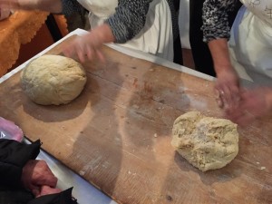 La preparazione delle pizze di Pasqua