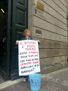 Una manifestante davanti all'ingresso del Comune