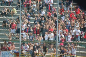 I tifosi del Taranto in curva sud