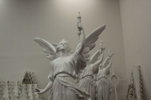 Le statue degli angeli dentro il capannone