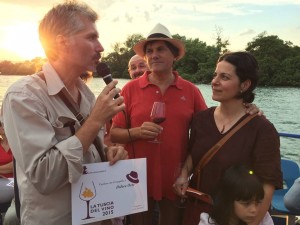 Zucchetti, al centro, durante la premiazione in barca