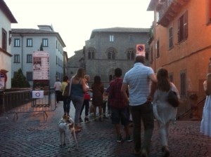 Spettatori in fila per entrare al Tuscia film fest