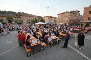 Le tavolate in piazza