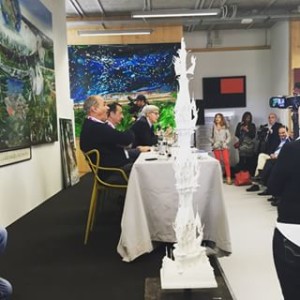 Vittorio Sgarbi con il modellino di Gloria alla presentazione della mostra Expo "Tesori d'Italia", in uno scatto postato su Instagram