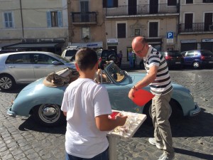 Giovani ronciglionesi omaggiano gli equipaggi con le nocciole cimine