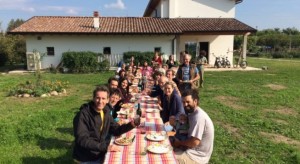 Una tavoli nata di gente, dopo il lavoro condiviso