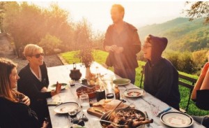 E si cena insieme, all'aperto e al tramonto