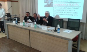 La presentazione dell'offerta formativa dell'Orioli: da sinistra, il consigliere regionale Enrico Panunzi, l'ispettore scolastico Mauro Arena e il preside Pasquale Picone