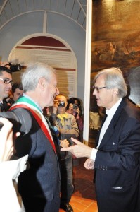 Il sindaco Leonardo Michelini con Vittorio Sgarbi; alle spalle l'assessore Barelli