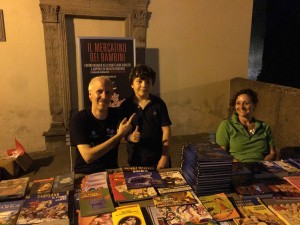 Giancarlo al Mercatino dei bambini; al suo fianco, il consigliere Paolo Moricoli in rappresentanza di Viterbo con Amore