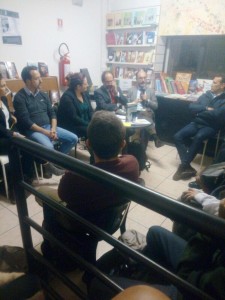 Un momento dell'incontro alla Libreria Etruria