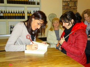 Simona Maccarri durante la presentazione del suo libro